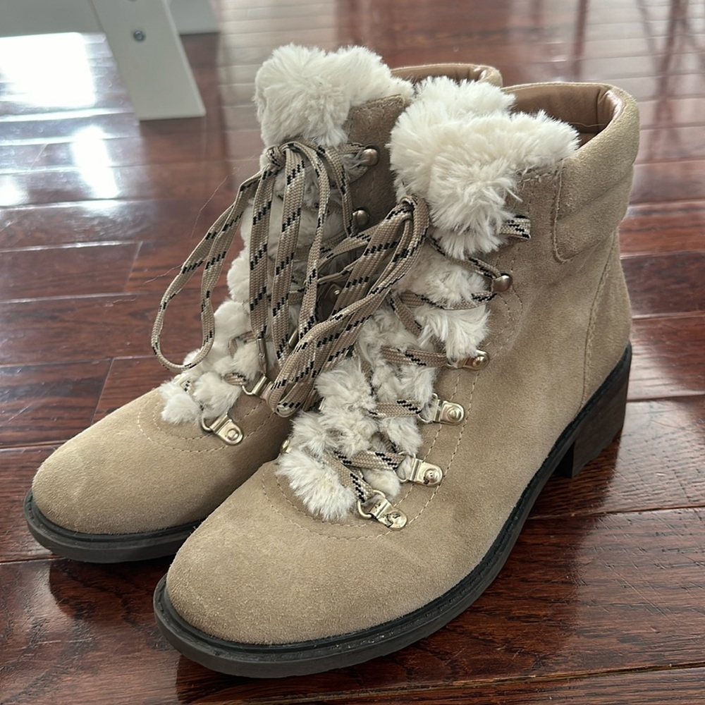 Women’s Sam Edelman boot size 9 soo cute and comfy!!
